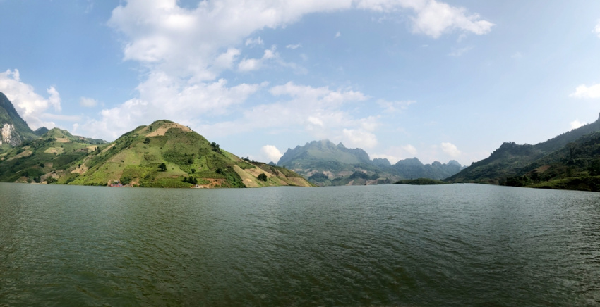 Đi thuyền ngắm cảnh trên dòng sông Đà