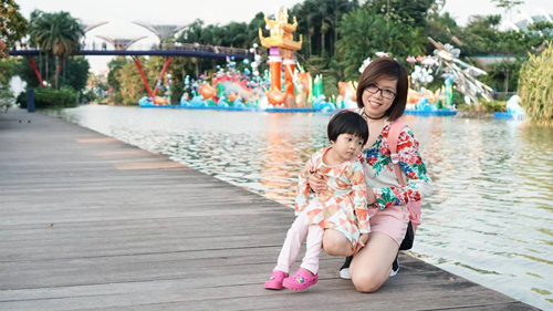 Bà mẹ trẻ đưa con 3 tuổi đi du lịch Singapore nhàn tênh