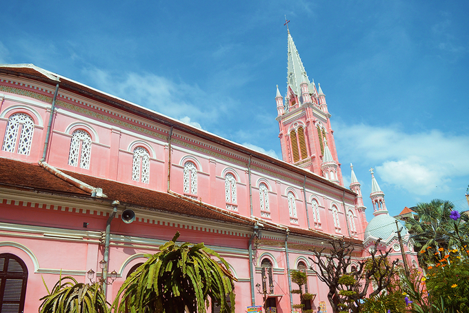 giáng sinh, nhà thờ mai anh, nhà thờ tân định, nhà thờ tourane, ba nhà thờ hút khách nhờ sơn màu hồng dọc miền đất nước