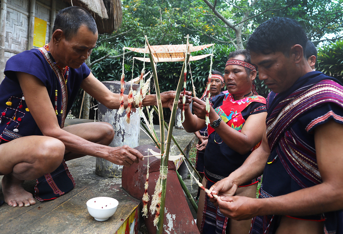 Lễ thổi tai – nghi thức đầu đời của người Ba Na
