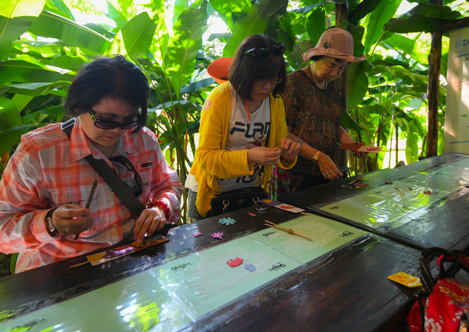 du lịch bangkok, du lịch chiang mai, khách sạn bangkok, tham quan chiang mai, nơi du khách tự tay làm giấy từ phân voi ở thái lan