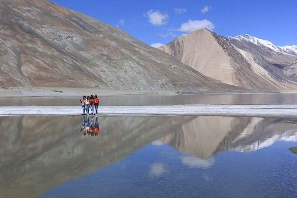 dãy himalaya, du lịch ấn độ, himalaya, hồ pangong, ladakh ấn độ, thăm quan ấn độ, màu xanh của hồ pangong trên dãy himalaya