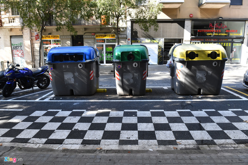 barcelona, du lịch barcelona, thùng rác, ôtô, xe máy xếp đầy lòng đường ở barcelona