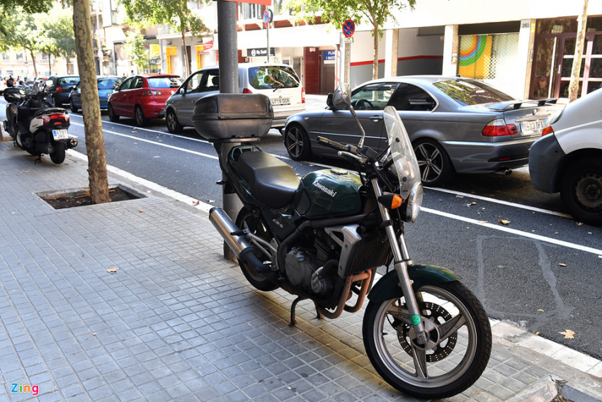 barcelona, du lịch barcelona, thùng rác, ôtô, xe máy xếp đầy lòng đường ở barcelona