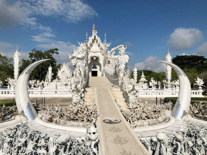du lịch bangkok, du lịch chiang rai, khách sạn bangkok, đền wat rong khun, câu chuyện đằng sau thiết kế đáng sợ của ngôi đền trắng như tuyết