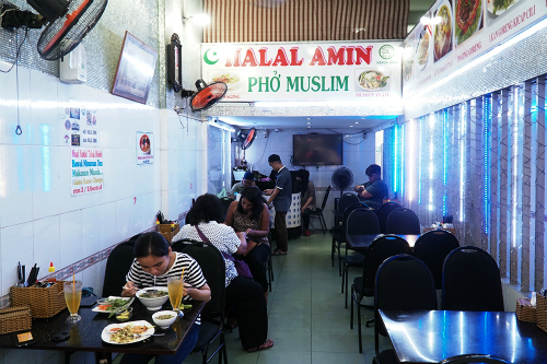 Quán phở Hồi giáo níu chân khách nước ngoài giữa lòng Sài Gòn