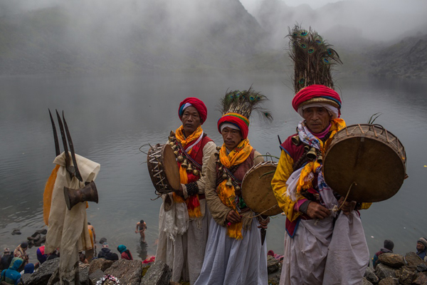 dãy himalaya, du lịch nepal, hồ gosaikunda, lễ hội janai purnima, tìm kiếm nước thánh trong dãy himalaya ở nepal