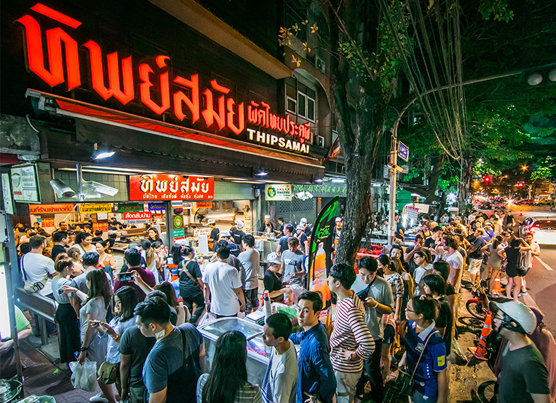 du lịch bangkok, khách sạn bangkok, pad thái, tiệm pad thái xếp hàng dài nhất bangkok
