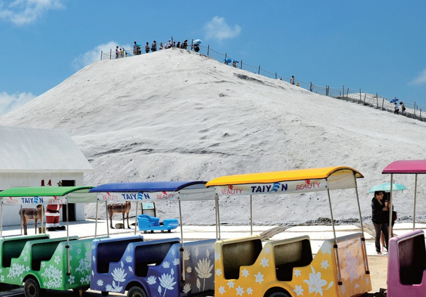 Chinh phục núi muối Thất Cổ trắng như tuyết ở Đài Loan
