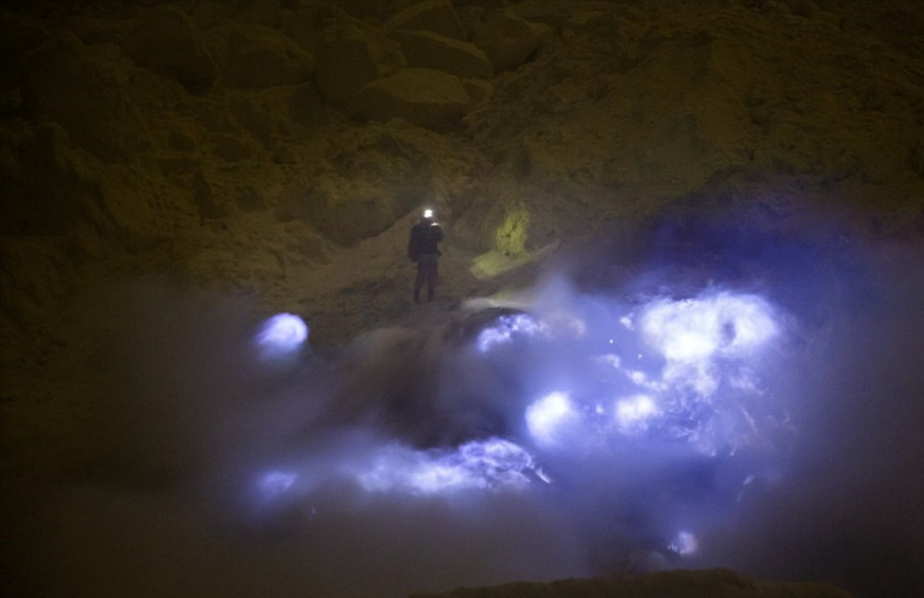Mạo hiểm mạng sống ngắm núi lửa có mỏ lưu huỳnh lớn ở Indonesia
