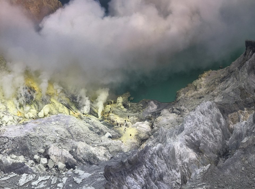 du lịch indonesia, khách sạn indonesia, kinh nghiệm đi indonesia, mạo hiểm mạng sống ngắm núi lửa có mỏ lưu huỳnh lớn ở indonesia