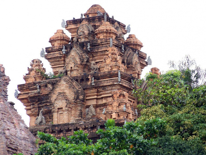 Tháp Bà Ponagar Nha Trang điểm du lịch tín ngưỡng nổi tiếng