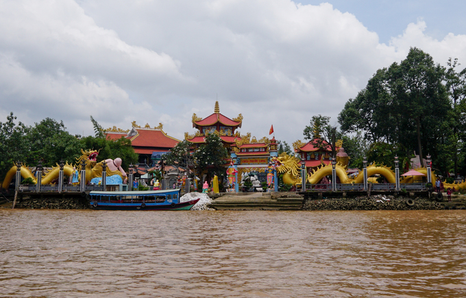 chùa phước long, du lịch tphcm, khách sạn tpchm, ngôi chùa nằm giữa sông ở sài gòn