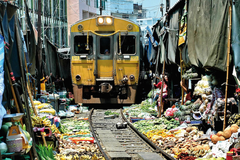 Đi chợ “cảm giác mạnh” ở Maeklong