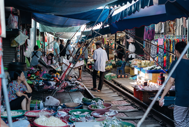 chợ maeklong, chợ đường ray maeklong, du lịch bangkok, khách sạn bangkok, đường sắt maeklong, đi chợ “cảm giác mạnh” ở maeklong