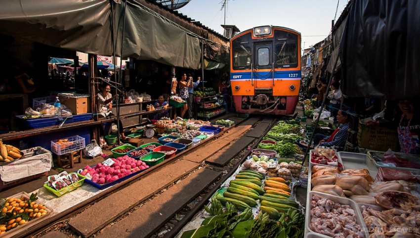 chợ maeklong, chợ đường ray maeklong, du lịch bangkok, khách sạn bangkok, đường sắt maeklong, đi chợ “cảm giác mạnh” ở maeklong