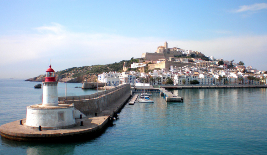 Ibiza – thiên đường ăn chơi của giới ‘quần đùi áo số’