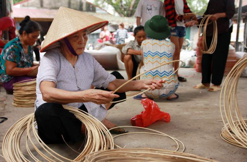 tham quan hà nội, một sớm mùa hè ghé thăm chợ nón làng chuông