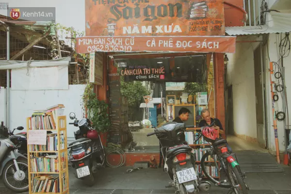Gặp ông chủ quán uống cà phê trả tiền bằng sách độc nhất Sài Gòn: Mang 1 quyển sách 