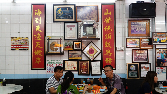 Nhà hàng 61 năm chỉ bán cơm gà và giá xào ở Malaysia