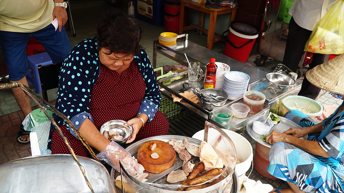 Quán cháo lòng sau 80 năm vẫn bán trên gánh ở Sài Gòn