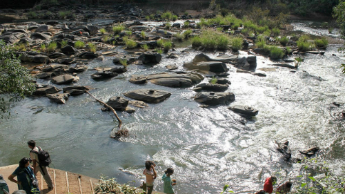 Bí ẩn về những dòng sông có 1.000 tảng đá khắc hình Linga