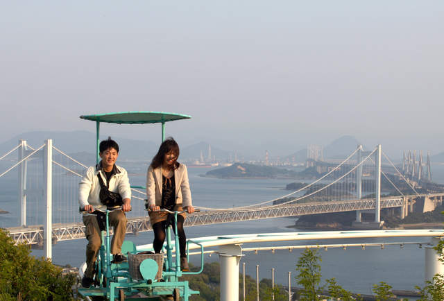 Đạp xe giữa không trung – trò chơi ‘rớt tim’ ở Nhật