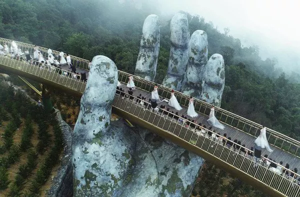 Cây cầu mới khai trương tại Trung Quốc trông y chang Cầu Vàng Việt Nam