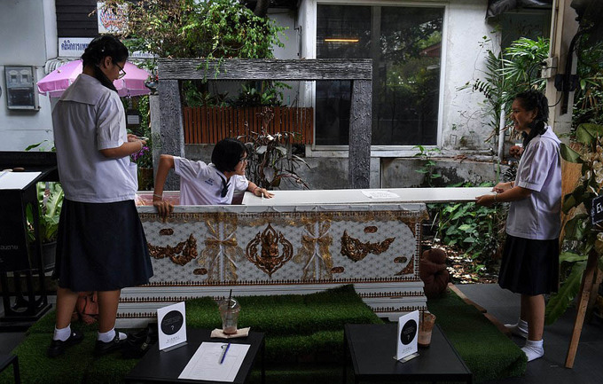 du lịch bangkok, khách sạn bangkok, kid mai death cafe, nơi khách được dự đám tang của chính mình ở thái lan