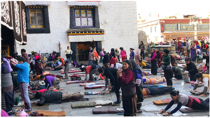 tham quan trung quốc, thủ phủ lhasa, ấn tượng nghi thức ‘tam bộ ngũ thể nhập địa’ ở tây tạng