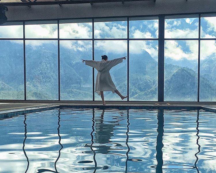 Check-in hồ bơi tầng thượng ốp kính tại khách sạn Amazing Sapa đẹp ngất ngây