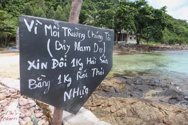 “Đổi 1kg hải sản bằng 1kg rác nhựa” trên đảo Nam Du, hành động của anh Bảy được dân mạng ủng hộ nhiệt tình