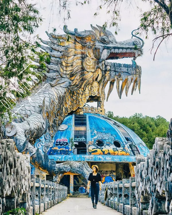 đền sumeru, rồng khổng lồ, cá khổng lồ, thái lan, du lịch huế, xứ sở chùa vàng, du lịch thái lan, địa điểm du lịch huế, thủ đô bangkok, kiến trúc độc đáo, sao y bản chính, thành phố huế, công viên nước, hồ thủy tiên, không kém cạnh thái lan, việt nam cũng có tọa độ được canh giữ bởi “rồng khổng lồ” còn rùng rợn hơn nước bạn