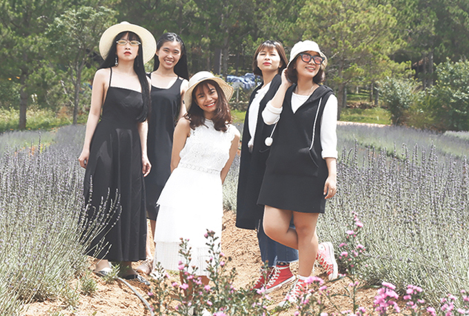 5 cô gái 9x rủ nhau check-in các vườn hoa ở Đà Lạt