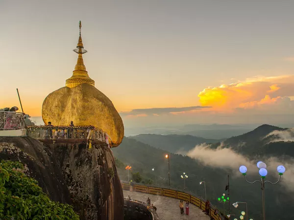 Độc đáo ngôi chùa đứng vững nghìn năm bên mép đá vàng
