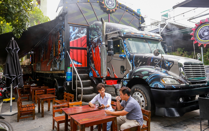 Quán cà phê làm bằng xe đầu kéo container ở Sài Gòn