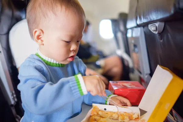 đi du lịch, du lịch hè 2019, trẻ nhỏ đi máy bay, đồ ăn trên máy bay, cho trẻ đi du lịch, cả nhà đi xa, từ trường hợp em bé bị bỏng vì ăn mì trên máy bay, lưu ý các món tuyệt đối không ăn khi cho trẻ đi du lịch