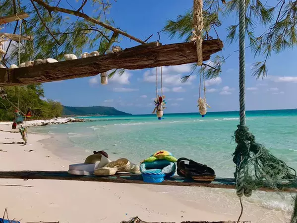 Ai cũng trầm trồ vì  Thái Lan biến rác trở thành vật trang trí duyên dáng cho bãi biển, dân mạng Việt chỉ để ý đôi dép tổ ong