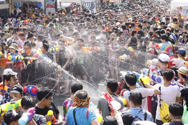 songkran, songkran 2019, té nước, thái lan, songkran 2019: bangkok bùng nổ với các màn té nước vui hết nấc, người dân yangon lại 'té xà phòng' độc đáo