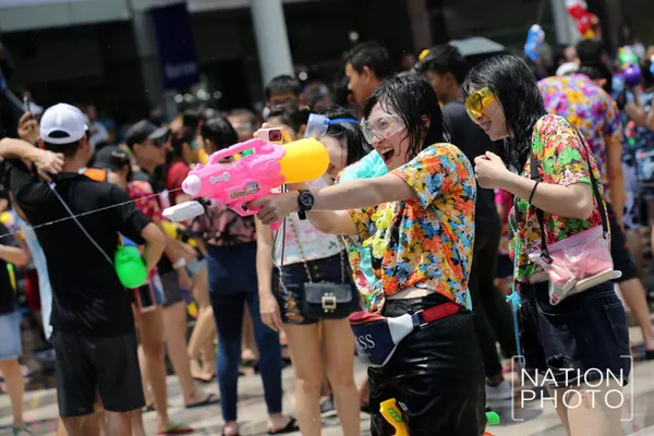 songkran, songkran 2019, té nước, thái lan, songkran 2019: bangkok bùng nổ với các màn té nước vui hết nấc, người dân yangon lại 'té xà phòng' độc đáo