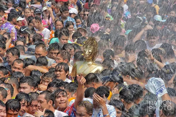 songkran, songkran 2019, té nước, thái lan, songkran 2019: bangkok bùng nổ với các màn té nước vui hết nấc, người dân yangon lại 'té xà phòng' độc đáo