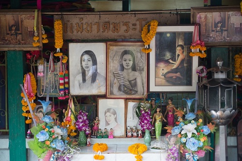 Bí ẩn đằng sau căn miếu thờ cô dâu ma giữa lòng Bangkok