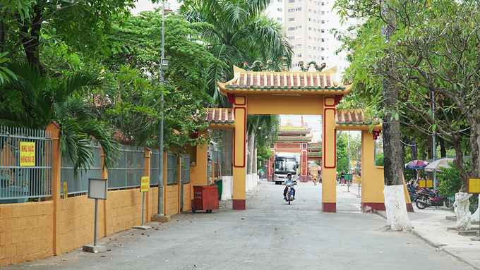 Khách Tây ngưỡng mộ kiến trúc của chùa cổ bậc nhất Sài Gòn
