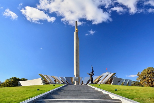 Thăm Bảo tàng chiến tranh Vệ quốc vĩ đại ở Minsk