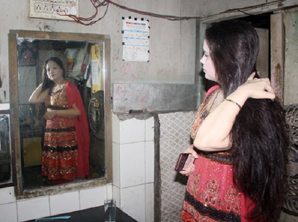 Cuộc đời của một vũ nữ trong quán bar Ấn Độ