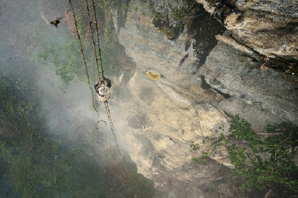Những người liều mạng săn mật ong trên vách núi ở Nepal