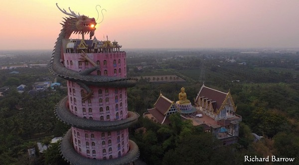 Ngôi đền rồng uốn lượn độc đáo ở Thái Lan