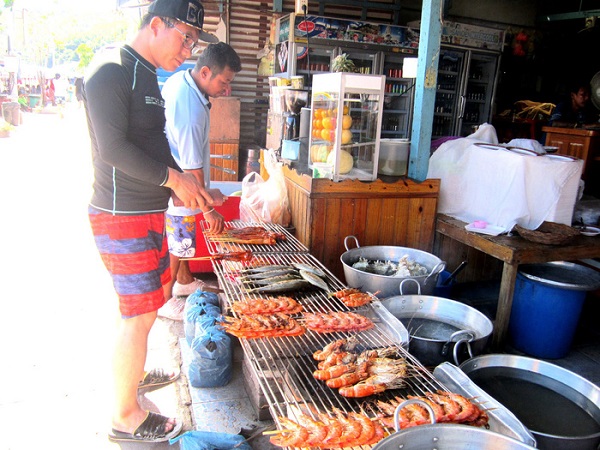 du lịch bangkok, khách sạn bangkok, đảo koh coral, đến đảo koh coral tắm biển và ăn hải sản