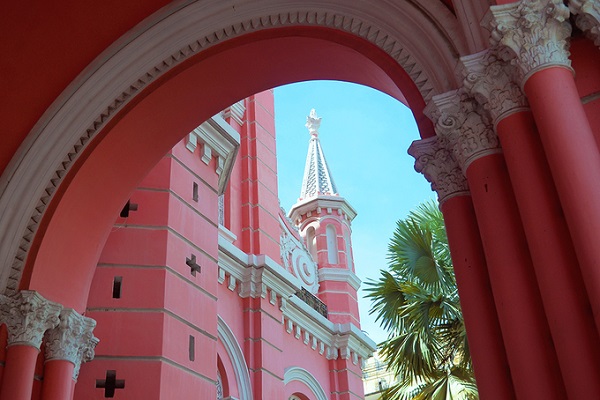 du lịch tphcm, nhà thờ tân định, sài gòn, nhà thờ hơn 100 năm ở sài gòn hút khách nhờ màu hồng