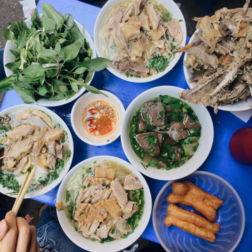 Ghé thăm Hà Nội, ăn gì ở ngõ ẩm thực Trung Yên?